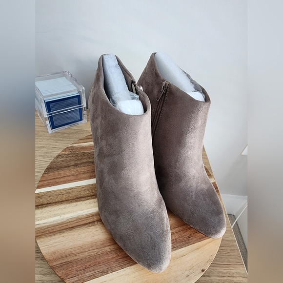 * FINAL PRICE* Size 10W Delicious Karila -S Suede Booties - Picture 4 of 6